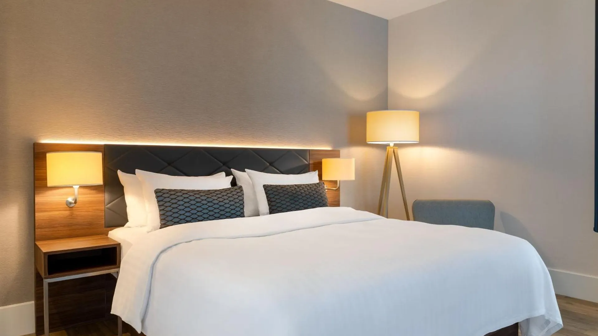 Element Amsterdam Hotell 4*,